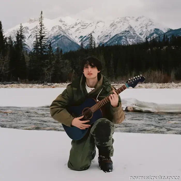 Finn Wolfhard geht solo und widersetzt sich der Vergangenheit in „Objection!“ - Atwood Magazine