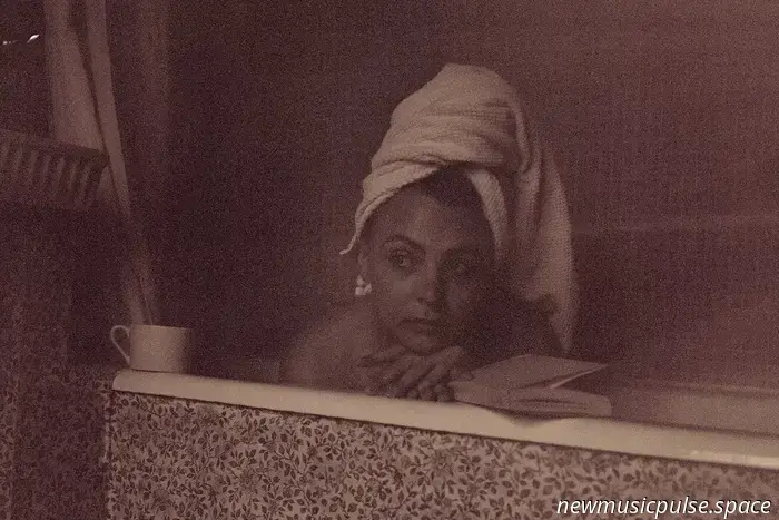 „Gas geben, bremsen, lieb dich, ich meine es ernst“: Savannah Conley lässt bei „Love You Mean It“ richtig los, eine spaßige, fieberhafte Wiedergeburt des Indie-Rock - Atwood Magazine