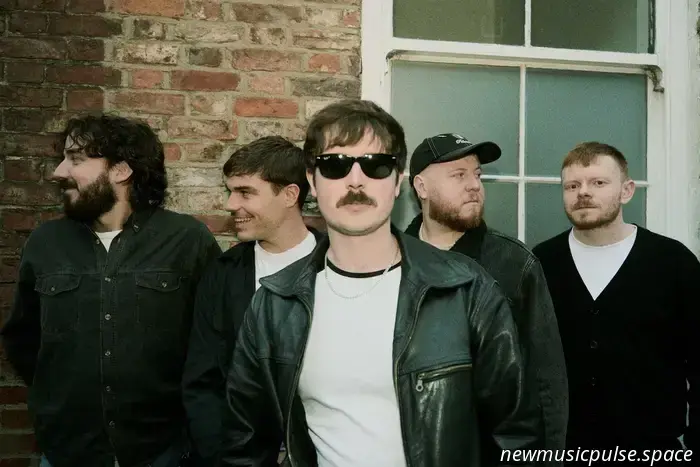 „Ich habe mein Leben auf die falsche Art gelebt“: In „Lately“ verwandeln Dylan Flynn & The Dead Poets die Selbstsuche in eine mitreißende Hymne - Atwood Magazine