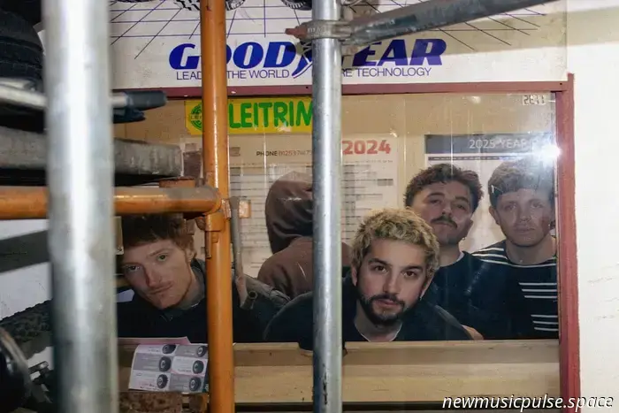 Humour anuncia la noticia del álbum debut 'Learning Greek' junto con el nuevo sencillo 'Plagiarist'