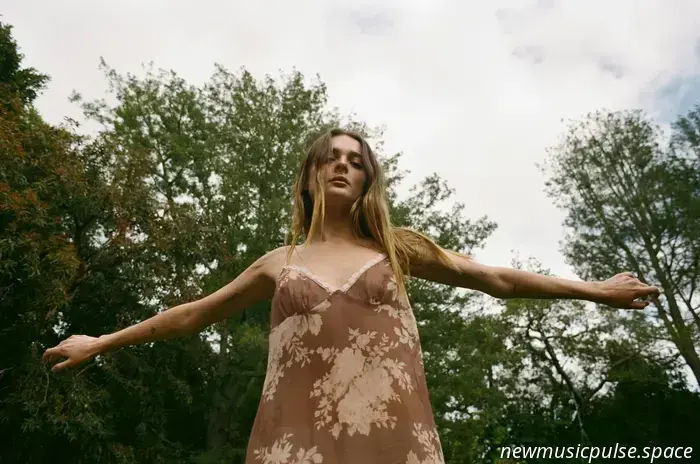 Albumkritik: Charlotte Lawrences „Somewhere“ ist eine Pop-Entdeckung - Atwood Magazine