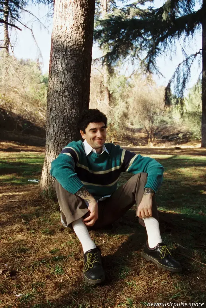 Intervista: Adam Melchor sulla ricerca della sua voce, della sua verità e del suo cuore con "The Diary of Living" - Atwood Magazine