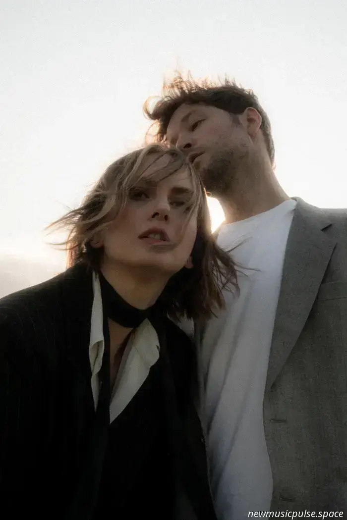 „Zerbrechlich, euphorisch und wahr“: Nick & June schmieden eine filmische Wiedergeburt auf „New Year’s Face“, eine intime Meditation darüber, wer wir waren, wer wir sind und wer wir werden könnten – Atwood Magazine