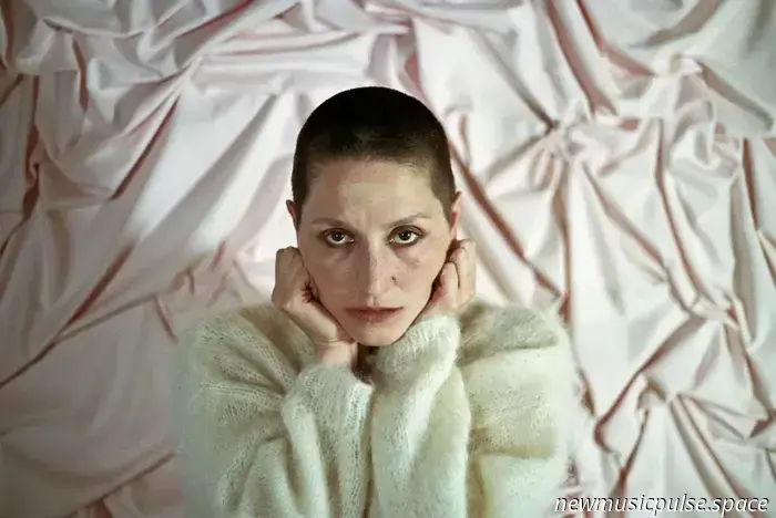 Cate Le Bon Anuncia Nuevo Álbum 'Michelangelo Dying'