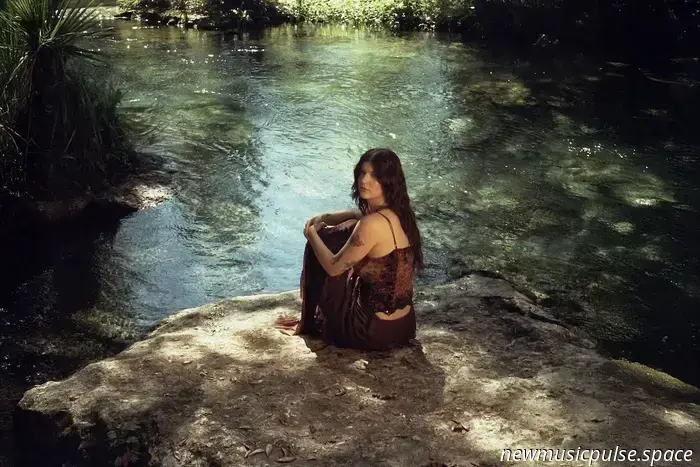 „Ich weiß jetzt, wer ich bin“: Gatlin erobert sich mit ‚Die älteste Tochter‘ selbst zurück, ein seelenbewegendes Debüt, verwurzelt in Verletzlichkeit, Intimität und Befreiung - Atwood Magazine