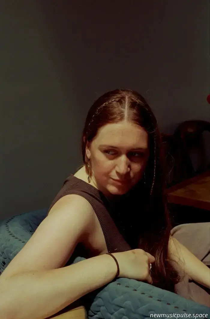 Hetta Falzon kehrt mit der schönen Single „Freckles“ zurück