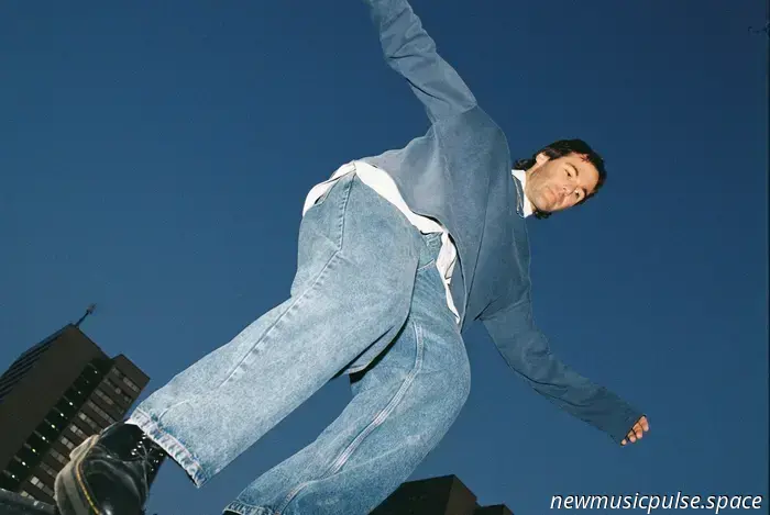 ANT ENOCH setzt sich in „9INE to 5IVE“, einem cineastischen Fiebertraum, mit Selbstwertgefühl und Freiheit auseinander – Atwood Magazine