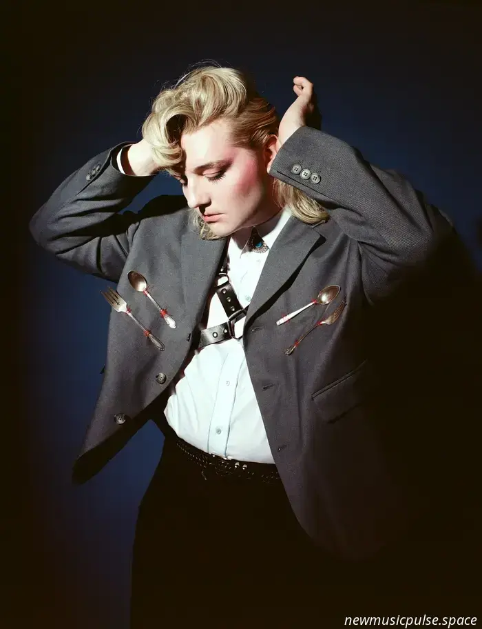 Artista a seguir: Vienna — Vienna convierte la sobrestimulación en movimiento en «Idle Hands» - Atwood Magazine