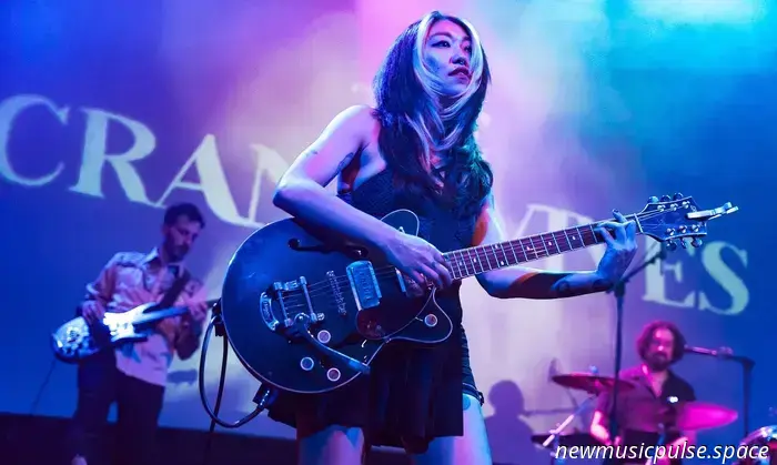 "Reconectándonos a través de la Música" : Una lista de reproducción de Emilee Petersmark para el Mes de la Herencia de la AAPI-Atwood Magazine