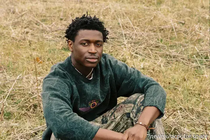 Mon Rovîa findet mit „Heavy Foot“ seine Stimme, seine Kraft und seine Blutlinie, eine Protesthymne für eine zerrissene, erwachende Welt: „Nein, sie werden uns niemals alle niederhalten“ - Atwood Magazine