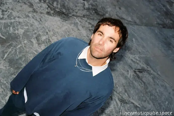 ANT ENOCH reflexiona sobre la autoestima y la libertad en “9INE to 5IVE”, un sueño febril cinematográfico - Atwood Magazine