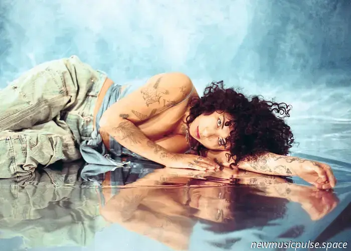 Interview: Indigo De Souza blickt dem Abgrund ins Gesicht und taucht mit 'Precipice' in die Hoffnung ein - Atwood Magazine