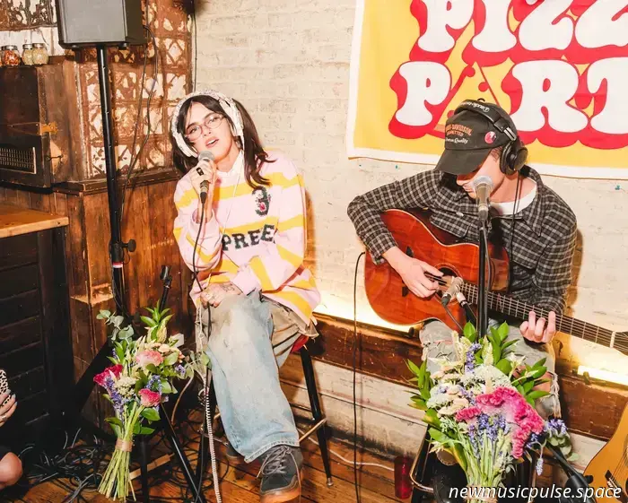 Die geliebte musikalische Benefizveranstaltung von The Wild Honey Pie verwandelt eine beengte Pizzeria in Brooklyn mit BENEE - Atwood Magazine