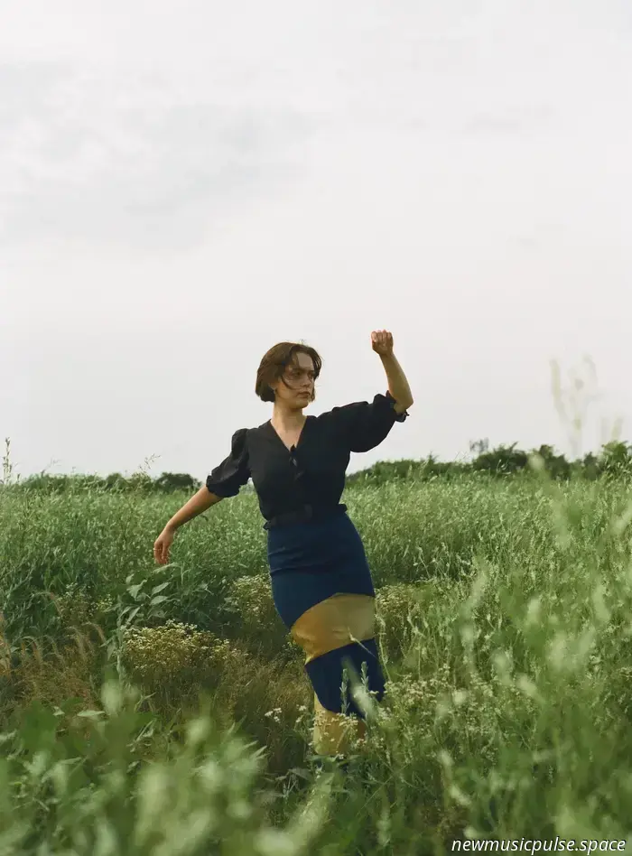 Interview: Alicia Claras Klangwellen schimmern und glänzen auf „Nothing Dazzled“ - Atwood Magazine