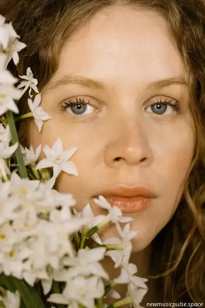 Бекка Джеймс Подарила Нам Мгновение Света Своим Новым Синглом ‘Bloom’