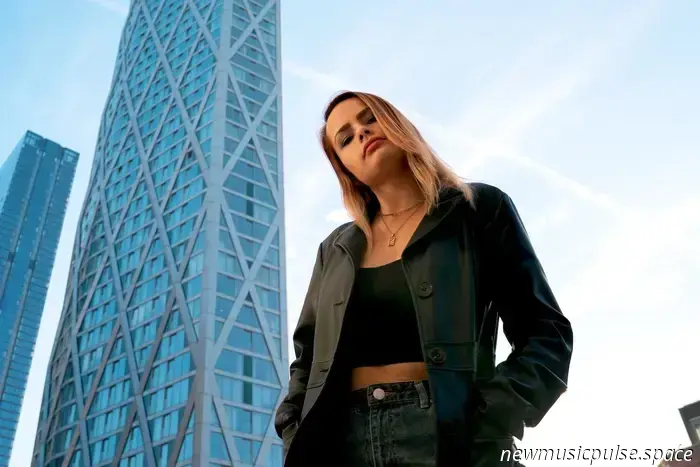 ELUNIA откровенно рассказывает о рабочем давлении и выгорании в «Strobe Lights» — Atwood Magazine