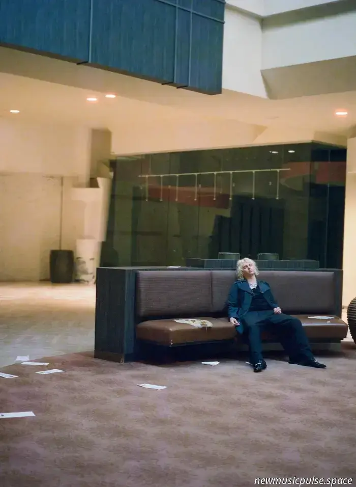 Пошлый, дымный, веселый и свободный: Mothé переопределяет поп в «Total Popstar», их дерзком и неприукрашенном втором студийном альбоме — Atwood Magazine