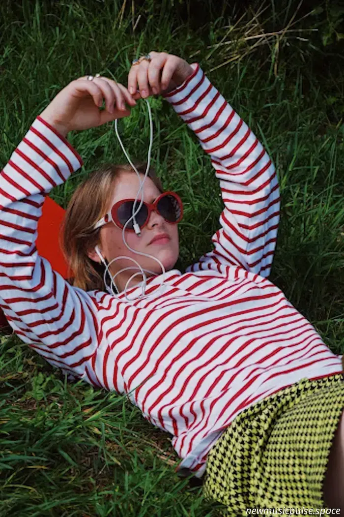 Artista da seguire: Little Dog Star debutta con "It’s You," un inno radioso all'amore, al desiderio e a Londra - Atwood Magazine