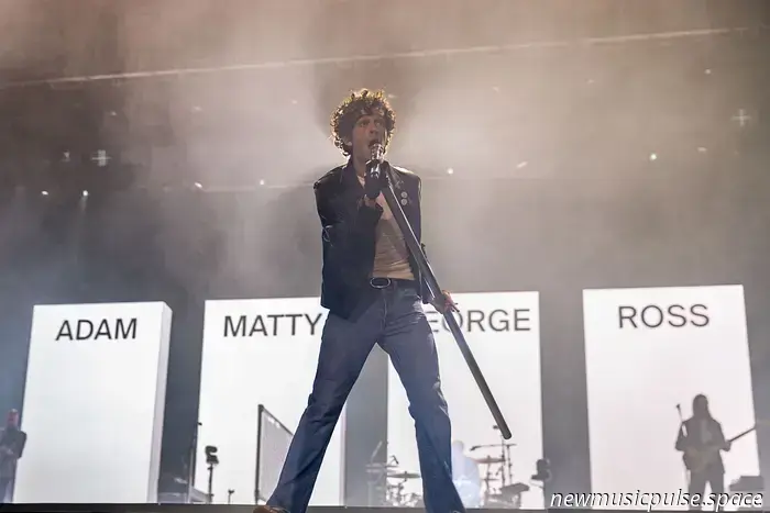 The 1975, Biffy Clyro, CMAT und mehr: alle Highlights vom Freitag bei Glastonbury 2025