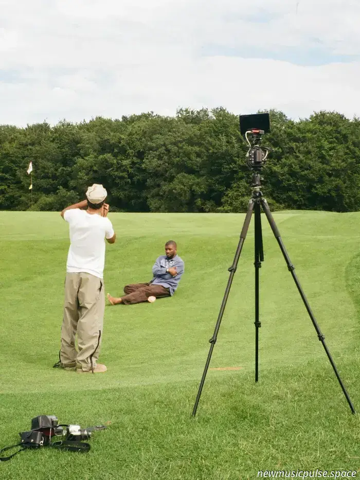 «Я не хочу ещё одну фантазию»: Эллиотт Скиннер воплощает свет, наследие и тихое осмысление в «RECALLING» — Atwood Magazine