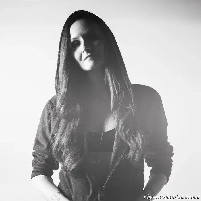 „Es ist nicht meins, das ich mit mir herumtrage“: Ein Essay von Buick Audra von Friendship Commanders - Atwood Magazine