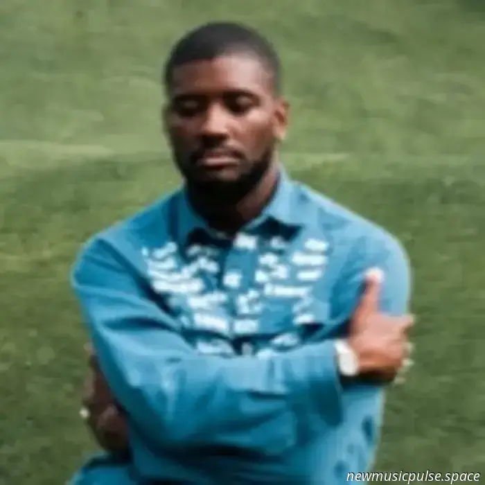 «Я не хочу ещё одну фантазию»: Эллиотт Скиннер воплощает свет, наследие и тихое осмысление в «RECALLING» — Atwood Magazine