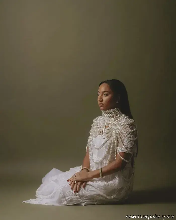 Sophia Thakur lässt ihre Hoffnungen mit „Affirmations, I’ll Be Okay“ erstrahlen.