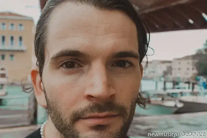 "Caro Tu, Sono Io": La rinascita di Harry Hudson Taylor, l'abbracciare la vulnerabilità e la trasformazione artistica - Atwood Magazine