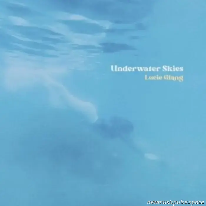Lucie Glang trova pace sotto la superficie nel suo intimo e incantevole "Underwater Skies" - Atwood Magazine