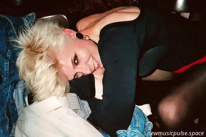 Robyn comparte detalles de la reedición en vinilo del álbum homónimo de su 20º aniversario