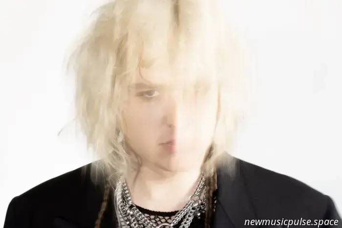 Пошлый, дымный, веселый и свободный: Mothé переопределяет поп в «Total Popstar», их дерзком и неприукрашенном втором студийном альбоме — Atwood Magazine