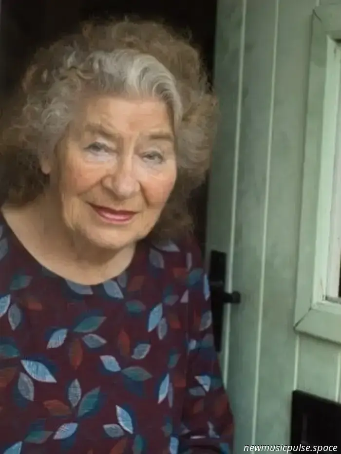 Shirley Collins präsentiert neue Interpretation des Volksklassikers „Hares On The Mountain“
