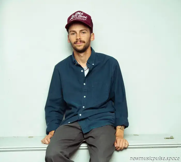 Estreno: Jackson Scribner encuentra consuelo nocturno en “Mr. Moon”, una canción confesional de indie folk inquietante - Atwood Magazine