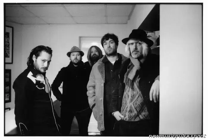 «She Died On Christmas Day» группы The Coral — альтернативная рождественская песня.