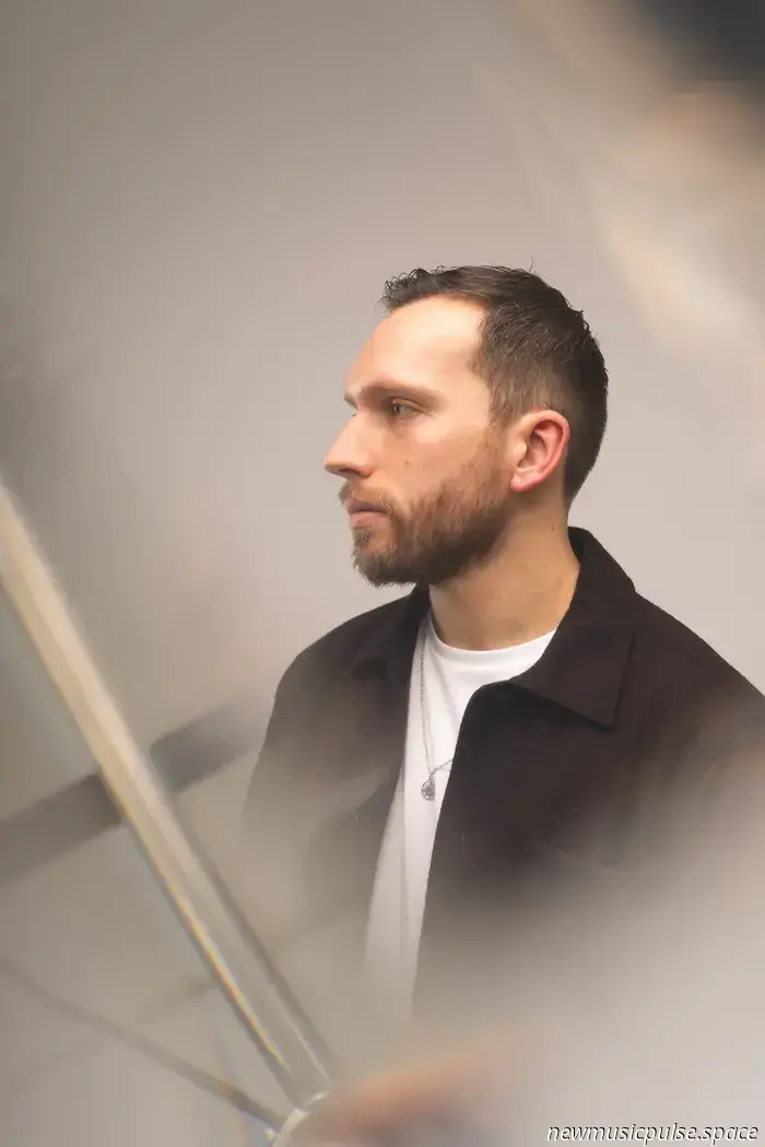Heutiges Lied: Dane Bakers "Ascension" fordert dazu auf, nach innen zu schauen, um Glück zu finden - Atwood Magazine