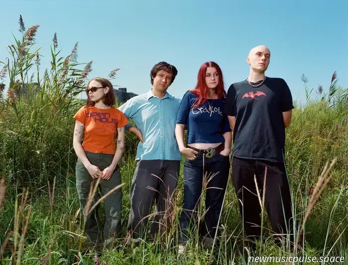 Entrevista: Momma Habla Sobre Su Cuarto Álbum Sin Filtros y sin Disculpas 'Welcome to My Blue Sky' - Atwood Magazine