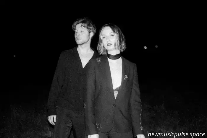 „Zerbrechlich, euphorisch und wahr“: Nick & June schmieden eine filmische Wiedergeburt auf „New Year’s Face“, eine intime Meditation darüber, wer wir waren, wer wir sind und wer wir werden könnten – Atwood Magazine