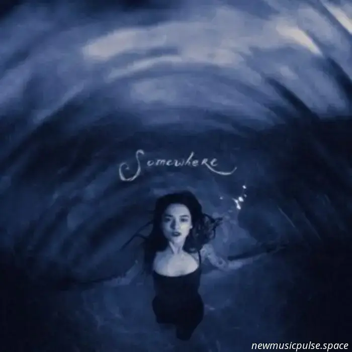 Albumkritik: Charlotte Lawrences „Somewhere“ ist eine Pop-Entdeckung - Atwood Magazine