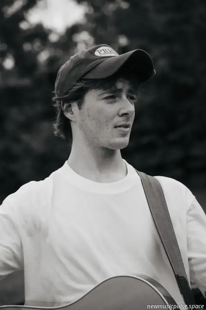 Straßen, Träumereien und Abrechnung: Der aufstrebende Folk‑Pop‑Künstler Brenn! entfaltet den emotionalen Bogen seiner EP ‚Upstate‘ – Atwood Magazine