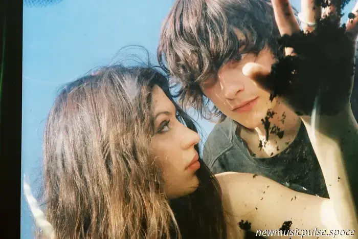 „We Were Never the Same“: Das Indie-Rock-Duo Witch Post umarmt Unbehagen, Mythos und Verwandlung auf „Changeling“