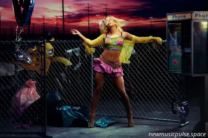 Zara Larsson gibt mit 'Crush' einen Vorgeschmack auf 'Midnight Sun'.