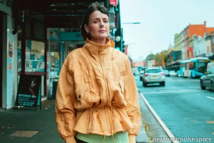 Canzone di oggi: Natalie Slade si confronta con desiderio e devozione in "Unquenchable Craving" - Atwood Magazine