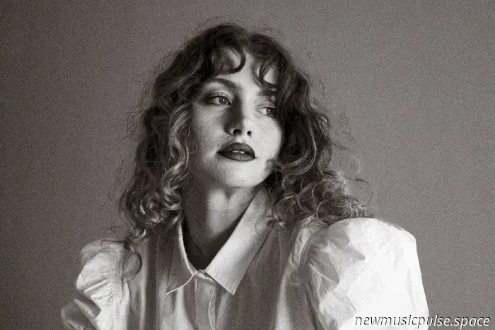 Artista a seguir: Ellur, de Halifax, canaliza la ansiedad en un indie rock himnético en "Missing Kid" - Atwood Magazine