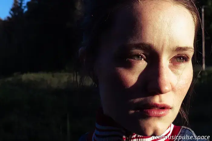 Sigrid alterna prospettive nel frizzante nuovo singolo 'Two Years'