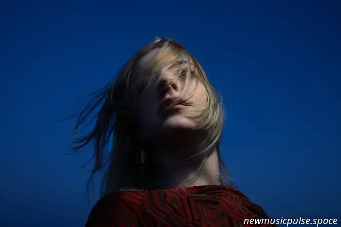 Premiere: JULESY entfacht jugendliches Chaos und emotionale Auseinandersetzung in „Blue Lie“, einem verträumten, filmischen Highlight des Debüts 'Flip the Bed' – Atwood Magazine