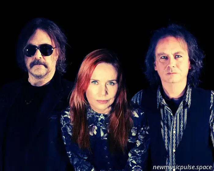 Strange Boutique возвращаются с долгожданным новым альбомом «Пусть одинокое сердце поёт»