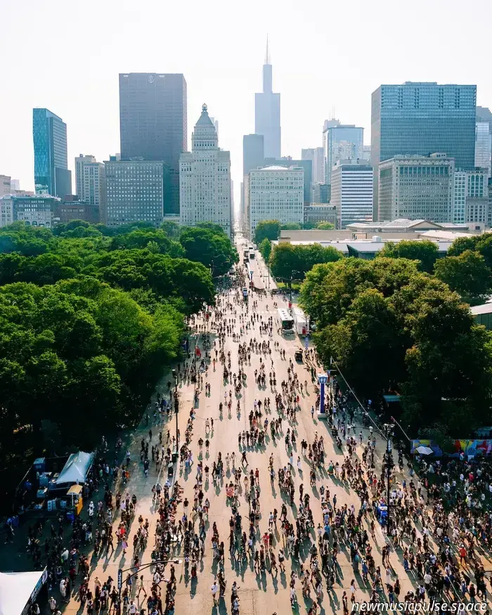 Lollapalooza 2025 ist das Gesprächsthema schlechthin, und wir sind hier, um Ihnen zu sagen, warum - Atwood Magazine