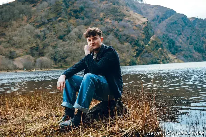 Odhran Murphy Reveals His True Self on His First EP ‘Stuck in the Middle,’ a Folk Rock Revival - Atwood Magazine