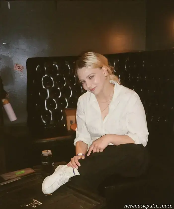 „Gas geben, bremsen, lieb dich, ich meine es ernst“: Savannah Conley lässt bei „Love You Mean It“ richtig los, eine spaßige, fieberhafte Wiedergeburt des Indie-Rock - Atwood Magazine