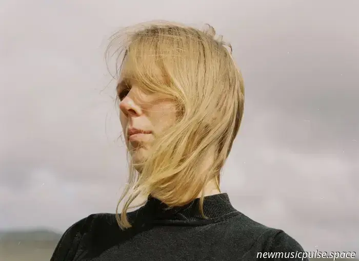 ‘Sempreverde nella tua mente’ di Juni Habel è un innario folk ghiacciato.